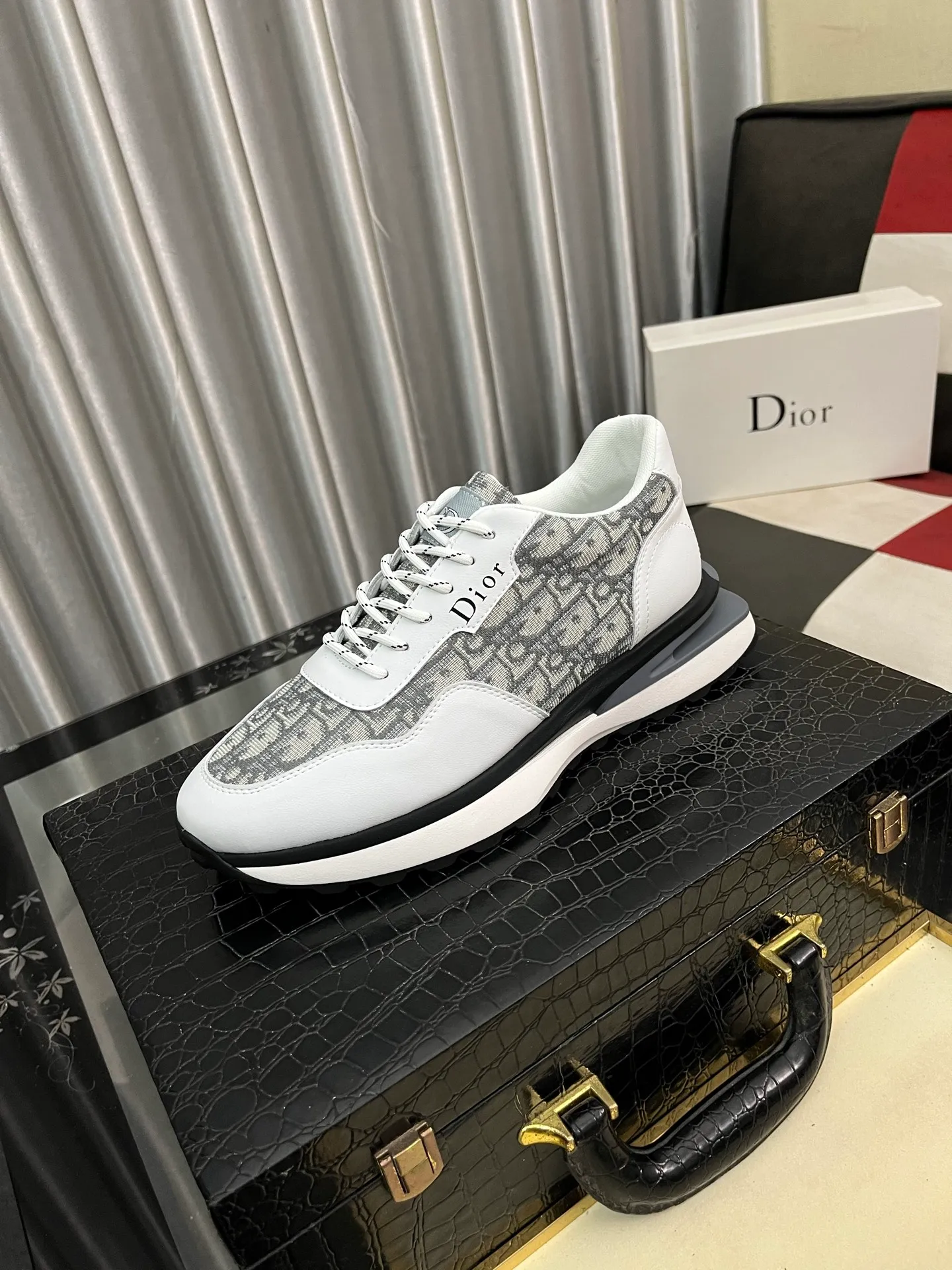Men's Men's Shoes💰458⌚️⌚️Dior unique modern style sneakers. Counter purchasing 🏃casual leather shoes😍😍 original cowhide leather imported from Italy (refuses to discolor and grind feet) soles: original soles specially provided by the original factory, super cool😍 lace up and walk with wind👍 style design ⚠️ super comfortable and wear-resistant original soles. Just like shooting the real thing 🎬The real thing is better Code number: 38-443️⃣Colors available